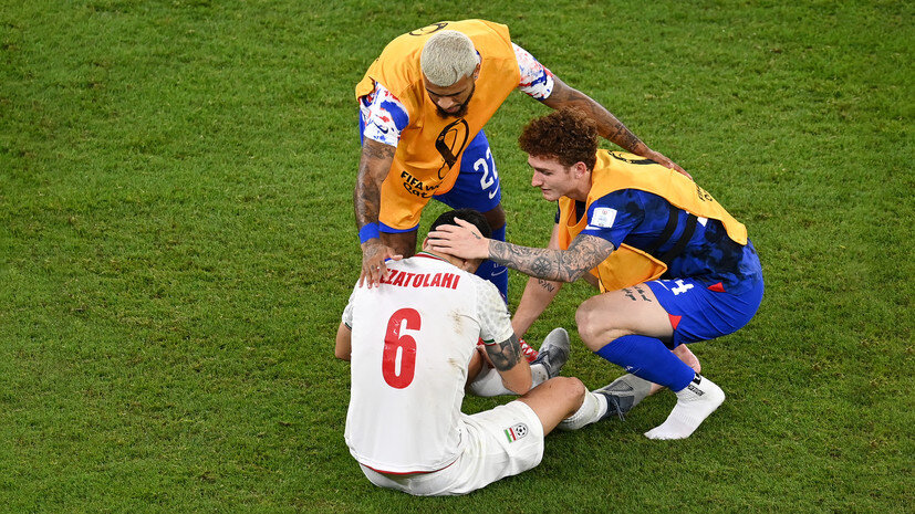     Деандре Йедлин и Джош Сарджент утешают Саида Эззатоллахи после матча США — Иран Gettyimages.ru Claudio Villa