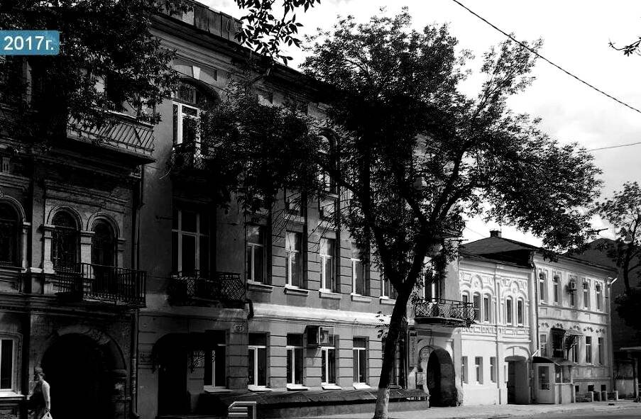 Первый этаж выделен ступенчатым карнизом