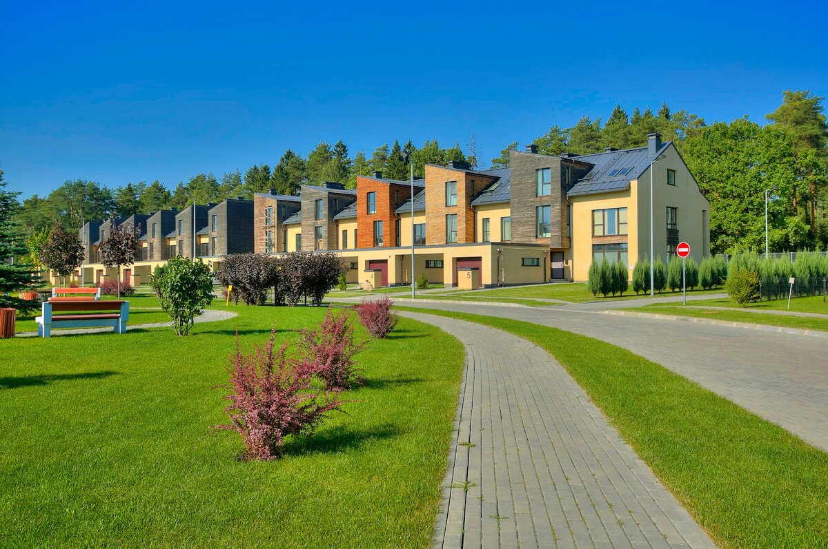 Авторская архитектура поселка Никольский Парк. 3-этажные прилесные таунхаусы.