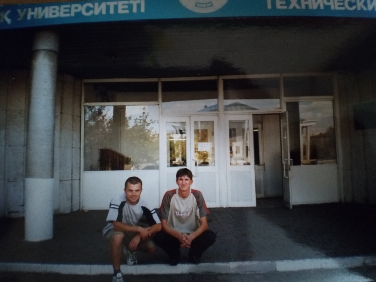Личный архив: Я и братишка Саня у входа своей "Альма-матер"