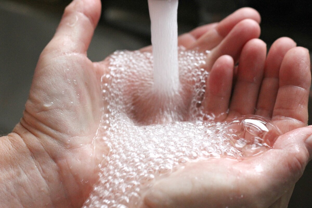 как можно скорее поместить руку в холодную воду