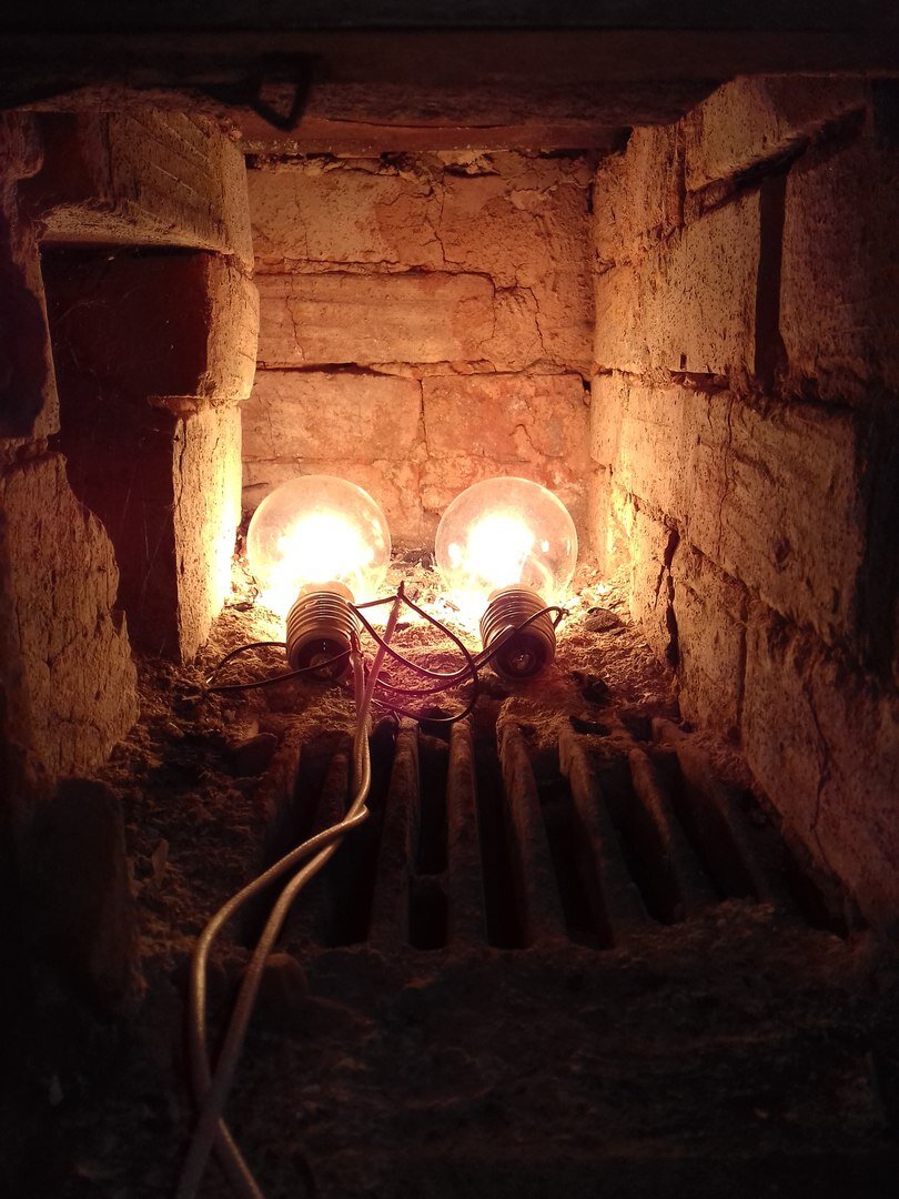 Две пятисоточки. Термостойкий провод РКГМ. Фото автора.