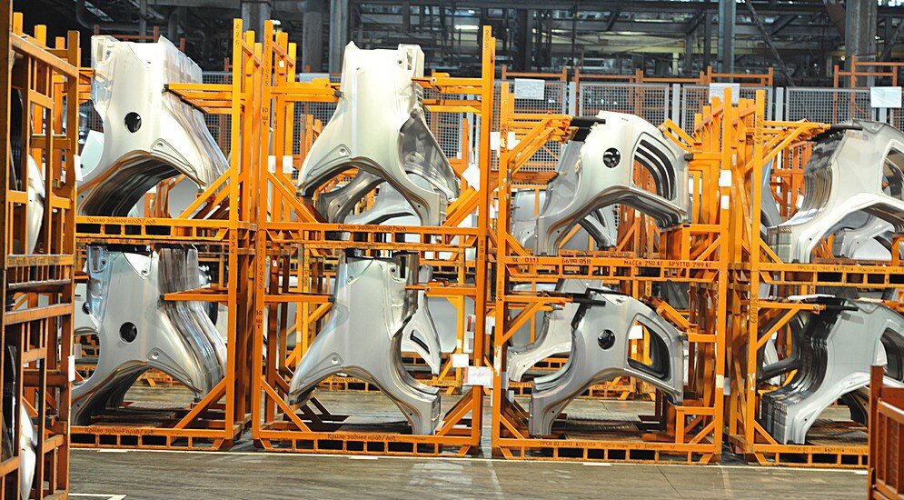 Множество наштампованных кузовных панелей lada priora