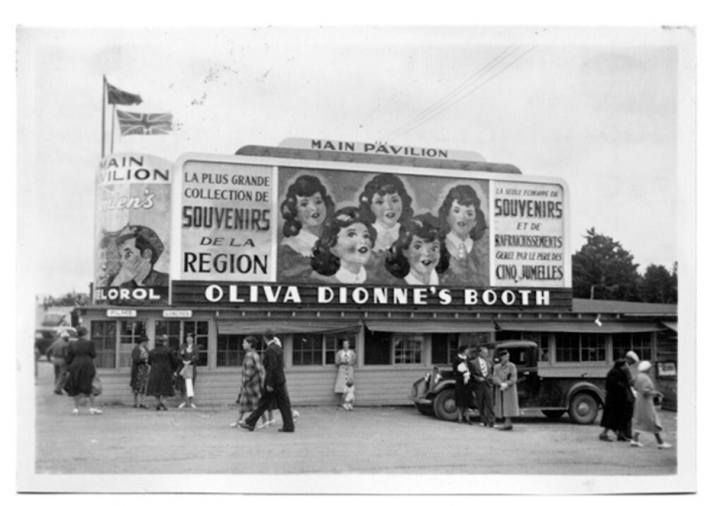 Павильон где сестер демонстрировали публике 