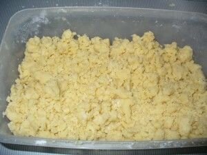     Сливочное масло растираем с мукой.       Затем добавляем 2 столовые ложки сахара и соль и продолжаем растирать до образования крошки.   