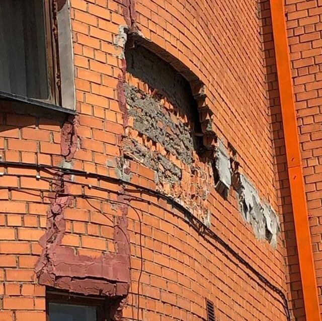 Обрушение стены. Фото https://proural.info/society/v-tsentre-ufy-nachal-razvalivatsya-mnogoetazhnyy-dom-/