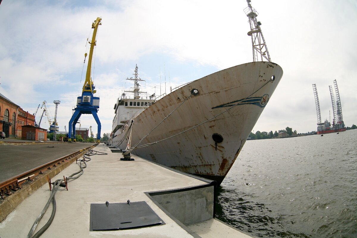 "Ромуальд Муклевич" у причальной стенки КМОЛЗ