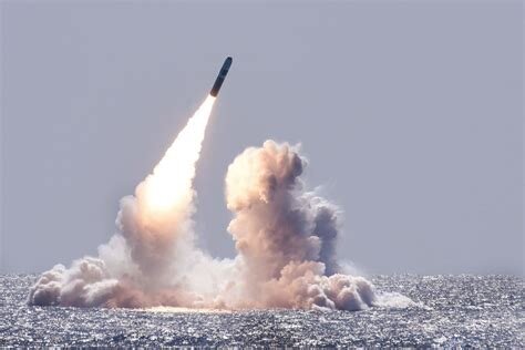 Источник: https://defpost.com/u-s-navy-submarine-uss-nebraska-test-fires-two-trident-ii-d5-ballistic-missiles/