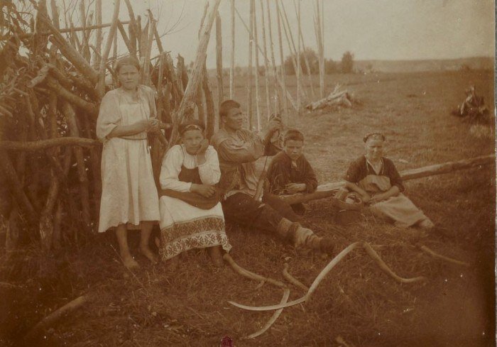 Древнейший инструмент, пришедший от скифов и похожий на серп (но это не он). Что это?