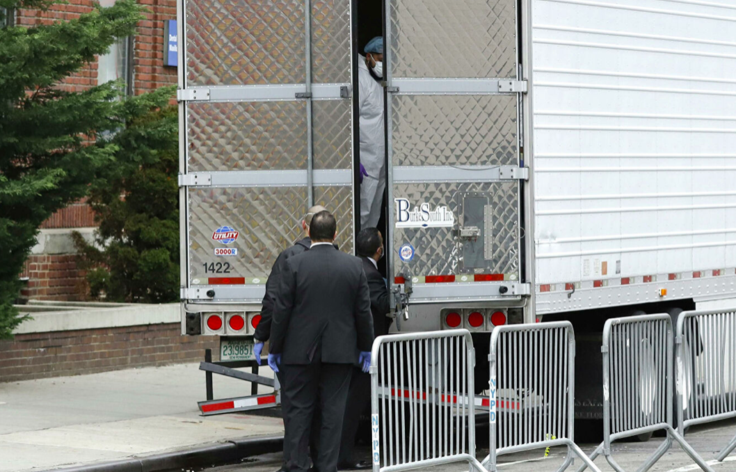 Грузовик-рефрижератор возле Бруклинского медицинского центра в Нью-Йорке, США