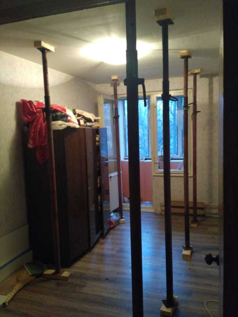 Москва, Островитянова 23/1. В соседней квартире произошел взрыв газа. Чтобы дом не обрушился, в квартирах соседей установлены распорки. 