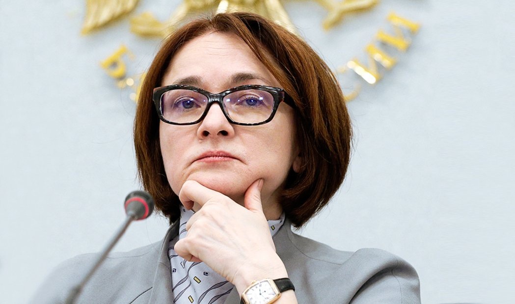 Банк России считает, что блокировка дистанционного доступа к банковскому счету возможна в тех случаях, когда это предусмотрено договором между кредитной организацией и клиентом. В частности Банк России рекомендует кредитным организациям в случае выявления сомнительных операций клиентов включать в договоры право отказывать в приеме от него распоряжения на проведение операции по банковскому счету (вкладу), подписанному аналогом собственноручной подписи. При этом кредитным организациям рекомендуется принимать от таких клиентов только надлежащим образом оформленные расчетные документы на бумажном носителе. Это означает, что при блокировке дистанционного доступа к банковскому счету не происходит расторжения договора банковского счета, а также не происходит полноценного отказа в проведении операций. Предполагается, что платежи можно провести традиционным способом, то есть, явившись в банк и предоставив надлежащим образом оформленное платежное поручение (иной платежный документ). Нельзя не отметить, что ограничение дистанционного доступа к банковскому счету, скорее всего, свидетельствует о возможности применения к клиенту в последующем более серьезных мер воздействия.
Поскольку такая мера не предусмотрена законом, но применяется исключительно на уровне договорных отношений, то необходимо внимательно ознакомиться с документами, удостоверяющими эти самые отношения (договор банковского счета; внутренние банковские правила, к которым отсылает договор и т.д.).
Банк России рекомендует кредитным организациям возобновлять предоставление услуг дистанционного облуживания при условии:
- личного обращения в кредитную организацию физического лица, исполняющего функции единоличного исполнительного органа клиента;
- обновления сведений о клиенте, представителе клиента, выгодоприобретателе, бенефициарном владельце,
- представления клиентом объяснений о причинах начала активного использования счета, подтверждаемых соответствующими договорами (контрактами) и (или) иными документами.
Но что же делать, если банк заблокировал дистанционный доступ к счету, а Вы в период пандемии находитесь дома на карантине? Как предоставить запрошенные банком документы для снятия блокировки со счета? Или совершить операцию при такой блокировке?
Если у Вас нет возможности, в связи с официальным карантином (за нарушение которого Вам грозит как минимум административная ответственность), явиться лично в банк. Вам необходимо связаться с представителями банка и объяснить сложившуюся ситуацию. Банк может пойти Вам на встречу, перечислив список документов, которые Вы должны предоставить для рассмотрения вопроса о снятии блокировки со счета в электронном виде, либо через официального представителя. Банк может запросить подтверждение того, что вы действительно сидите на карантине, поэтому Вы должны быть готовы представить соответствующий документ.
В сложившейся ситуации, официального алгоритма действий нет. ЦБ РФ опубликовал  «Информационное письмо об особенностях реализации отдельных требований законодательства Российской Федерации в сфере ПОД/ФТ» от 16.04.2020 № ИН – 014 – 012/68. В этом письме банкам рекомендуется продолжать обслуживание до 1 июля 2020 года клиентов в случае, если срок действия документа, удостоверяющего личность физического лица, являющегося клиентом, представителем клиента, выгодоприобретателем, бенефициарным владельцем, истек. Т.е. возможно, если блокировка счета произошла по причине того, что срок действия вашего паспорта истекает, а новый Вы пока оформить не можете, банк может пойти Вам на уступки и продолжить обслуживание. Но решение в этой ситуации все же остается за банком. 
Некоторые клиенты, узнав, что дистанционный доступ к счету заблокирован, тот час инициируют судебные разбирательства. При составлении исковых требований необходимо понимать, что приостановление дистанционного доступа к счету не означает, что банк отказывает в проведении платежей (если, конечно, об отказе проведения платежей, банк не сообщил официально). У клиента сохраняется возможность проведения платежей при личной явке в кредитную организацию, то есть традиционным способом. 
Так, если банк сначала запросил документы, обосновывающие характер провидимых клиентов операций, но ДБО (дистанционное банковское обслуживание) не приостанавливал, а клиент их не предоставил, в связи с чем банк в последующем ограничил ДБО, то в этом случае лучше выполнить требования банка в добровольном порядке и представить необходимые документы.
Если банк без какого-либо предупреждения ограничил ДБО, то тогда можно вступать в судебный спор. Ведь сам Банк России придерживается позиции, согласно которой кредитным организациям рекомендуется отказывать клиентам в приеме от них распоряжений на проведение операции по банковскому счету (вкладу), подписанных аналогом собственноручной подписи.
Если вы столкнулись с такой проблемой, в рамках применения банками антиотмывочного законодательства в России, мы проконсультируем Вас по данной проблеме и ответим на все ваши вопросы.