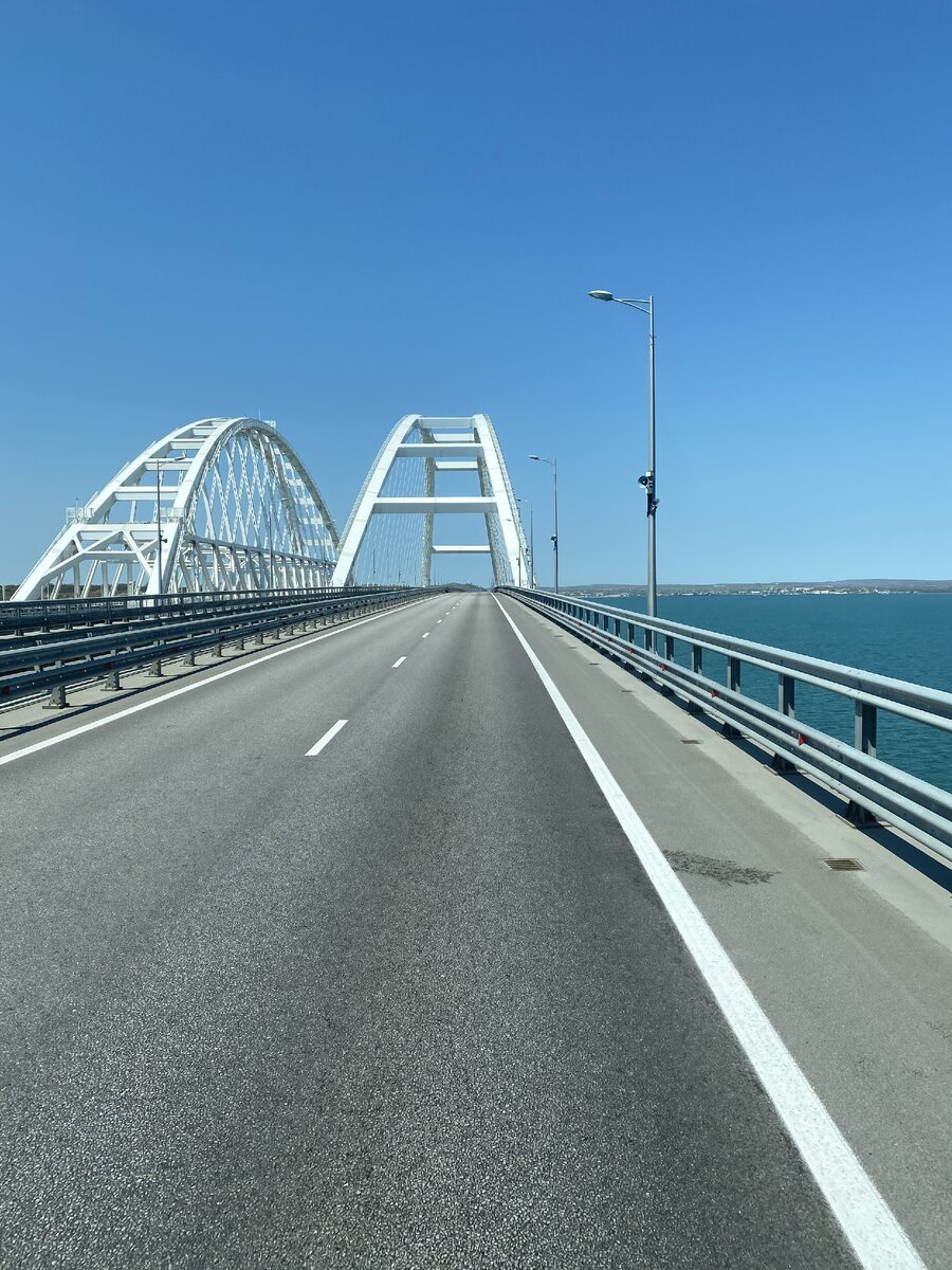 Пустой крымский мост.