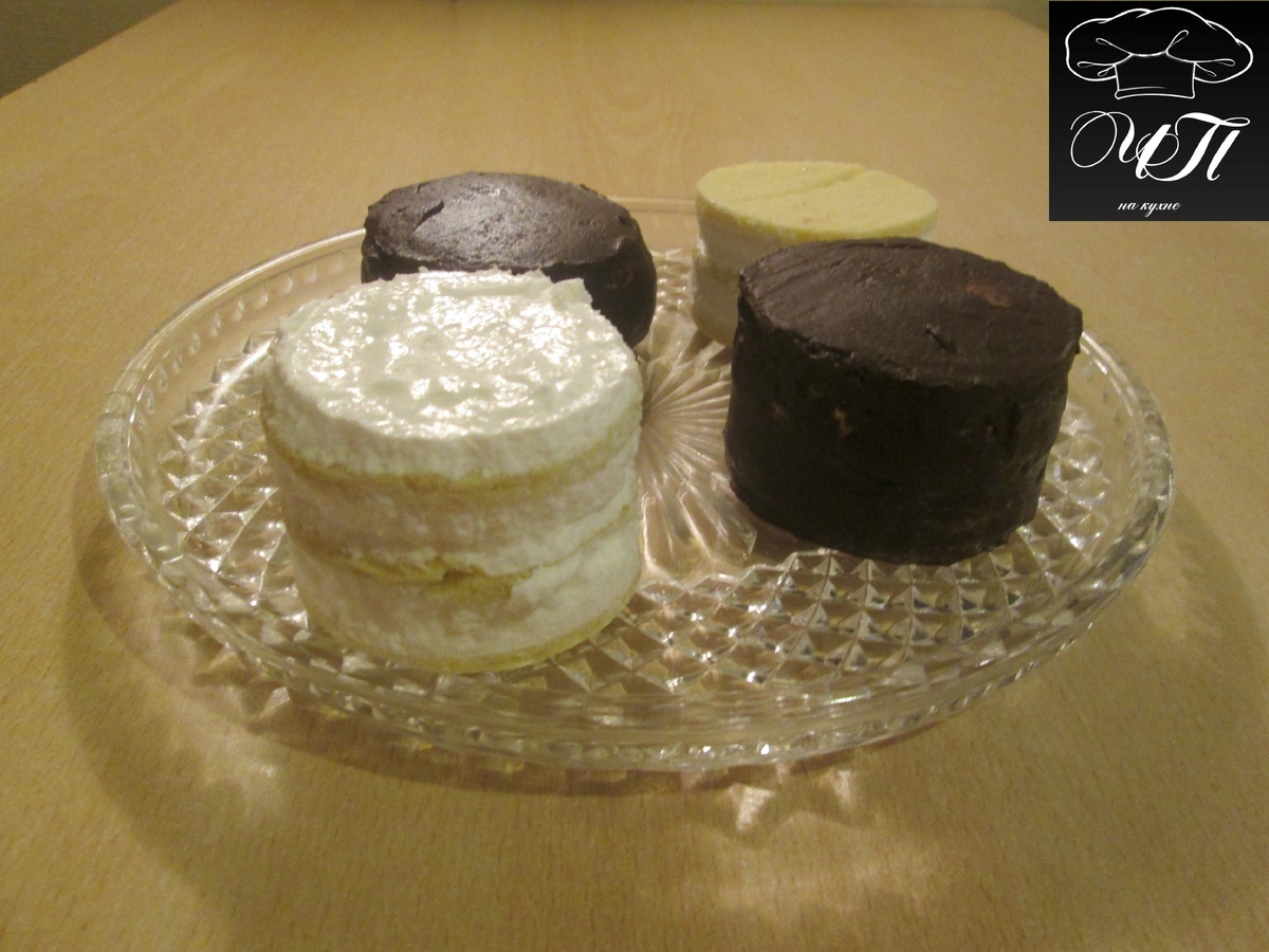 Классикой, конечно, считается птичье молоко политое шоколадной глазурью, но ещё в 90-х в гостинице Ленинградская (на площади трёх вокзалов в Москве) подавались торты и без глазури. Мне они нравились даже больше