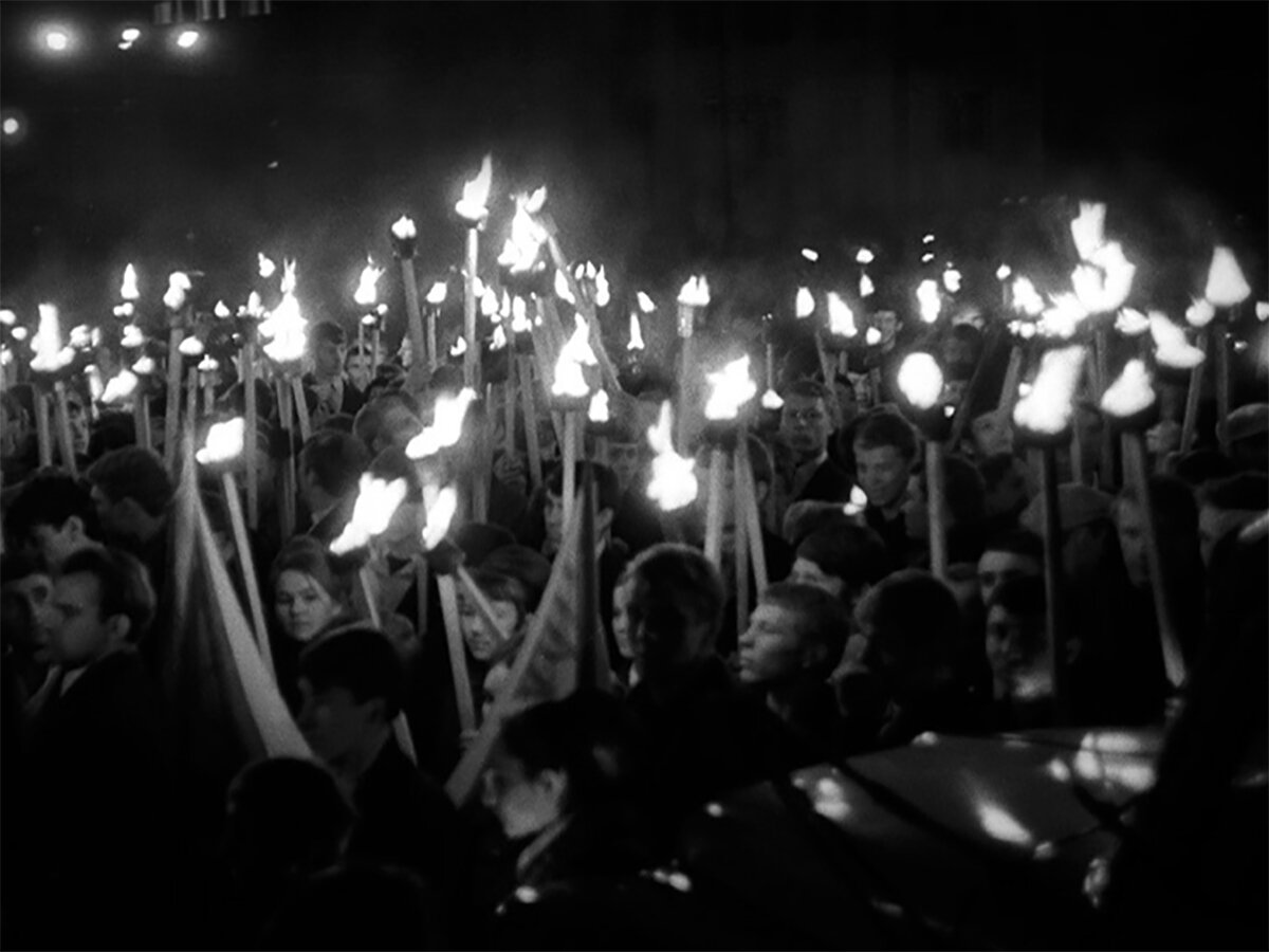 Факельное шествие в День рождения ВЛКСМ