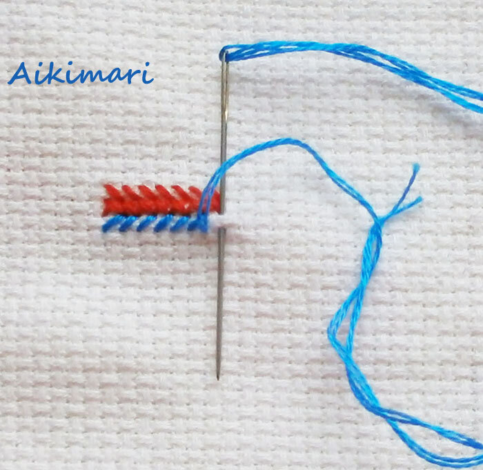 Красной нитью вышит полукрест, совпадающий с направлением крестиков, голубой - противоположный