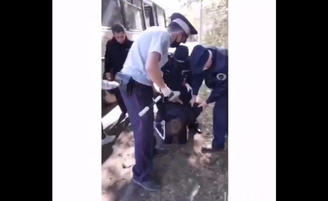 В наручники он же бандит! Так ведь или вы подумали ,что он представляет для вас опасность.