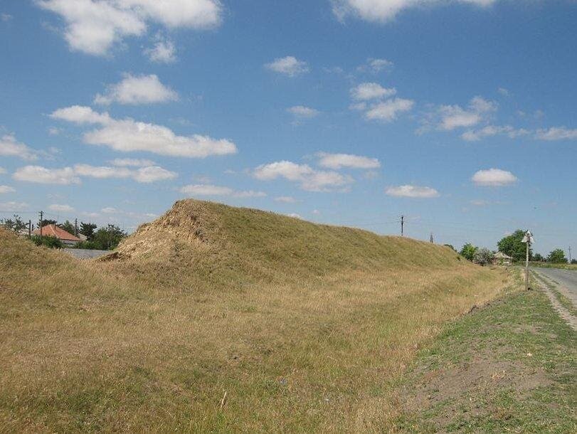 Указано фото. Траяновы валы в Молдове. Траяновы валы в Румынии. Траянов вал в Молдавии. Нижний Траянов вал.