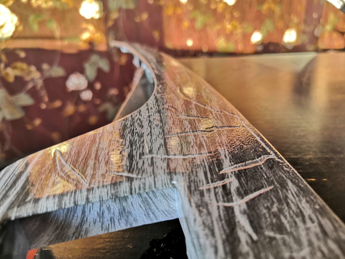 Грунт и краска местами не фиксируются на материале. 