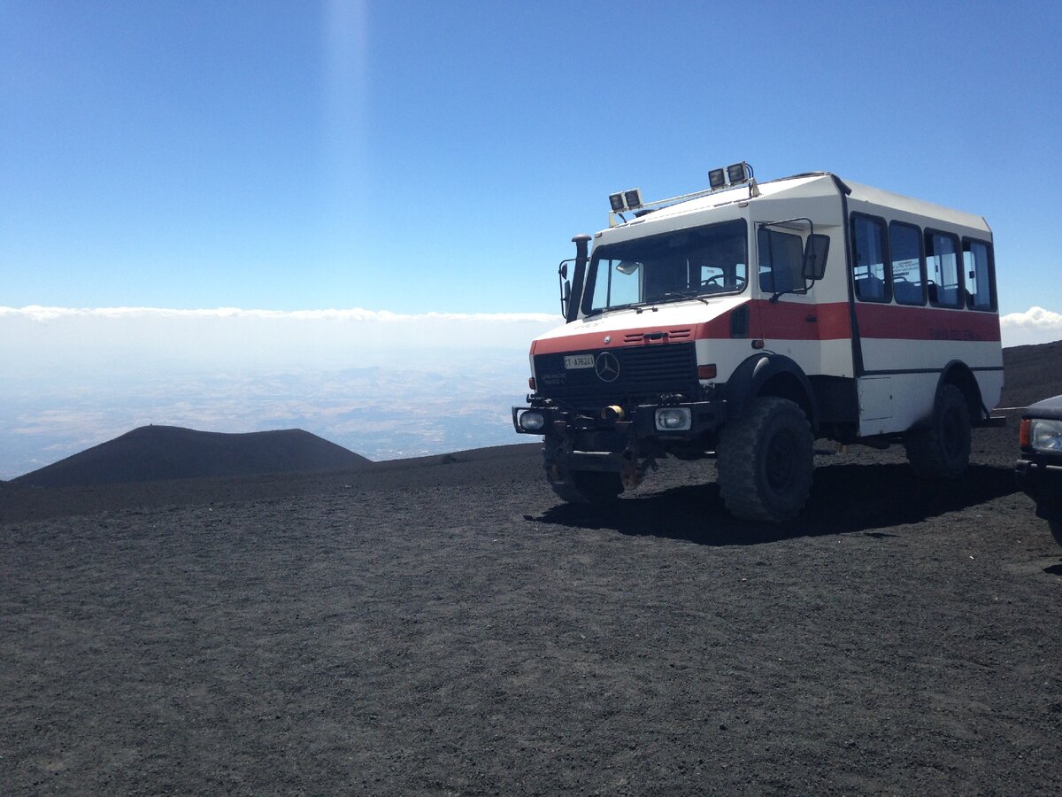 Так выглядит машина, назовем её этнаход, на котором вас и еще человек 20 везут наверх!
