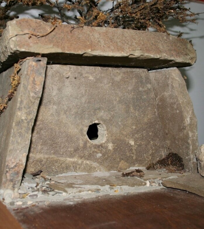 Маленький искусственный дольмен в музее села Кабардинка