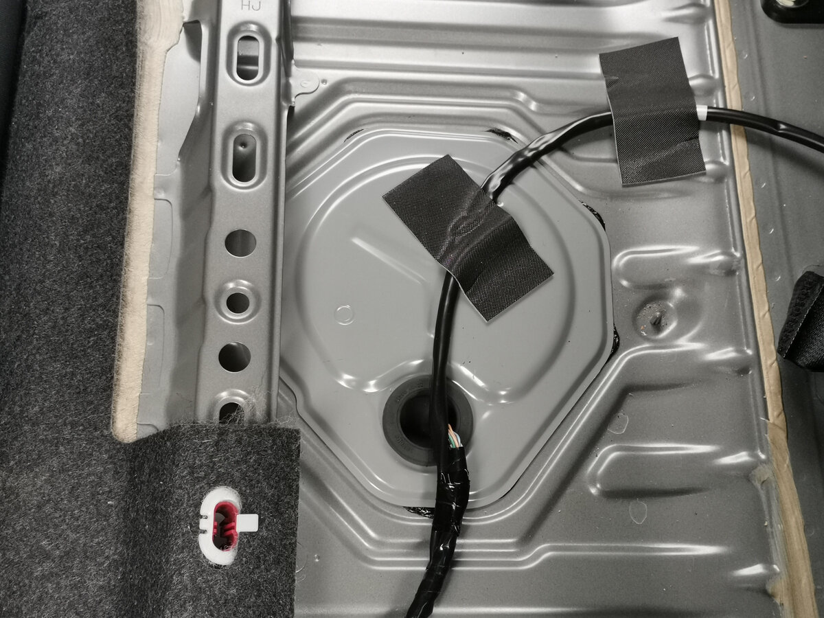 Крышка под которой насос.