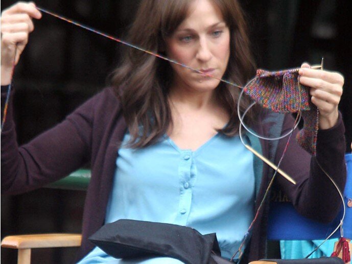 Сара Джессика Паркер с вязанием. Фотография из интернета. Яндекс.Картинки.