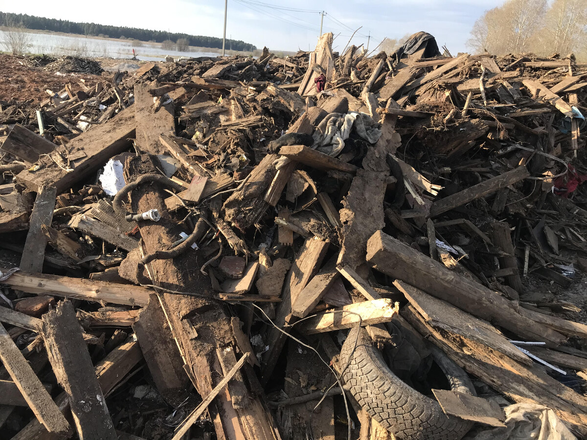 На скриншоте с геолокацией видно, что свалка находится прямо напротив Набережной Грина Свои слова наш читатель сопроводил большим количеством фотографий, на которых наглядно показано, во что стараниями собственника участка превращаются пойменные земли Вятки. 