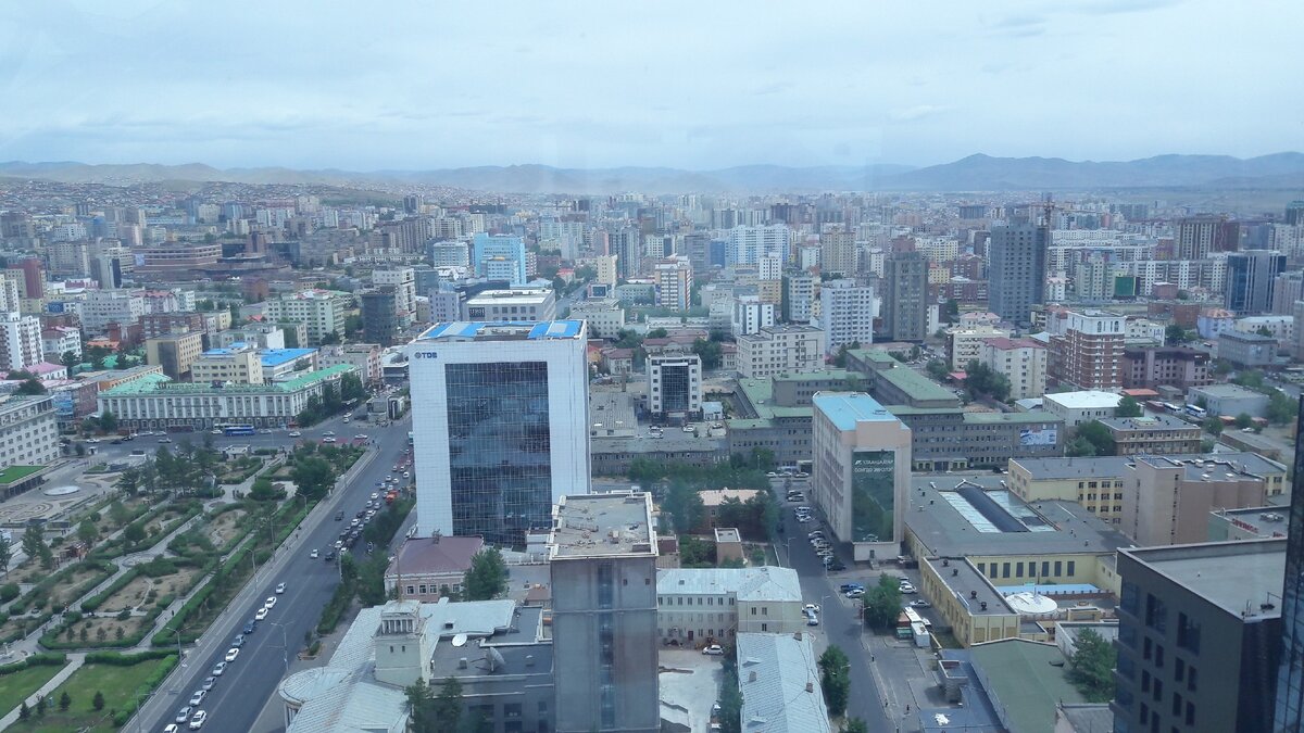 Вид на Улан-Батор из бара отеля «Blue Sky» 
