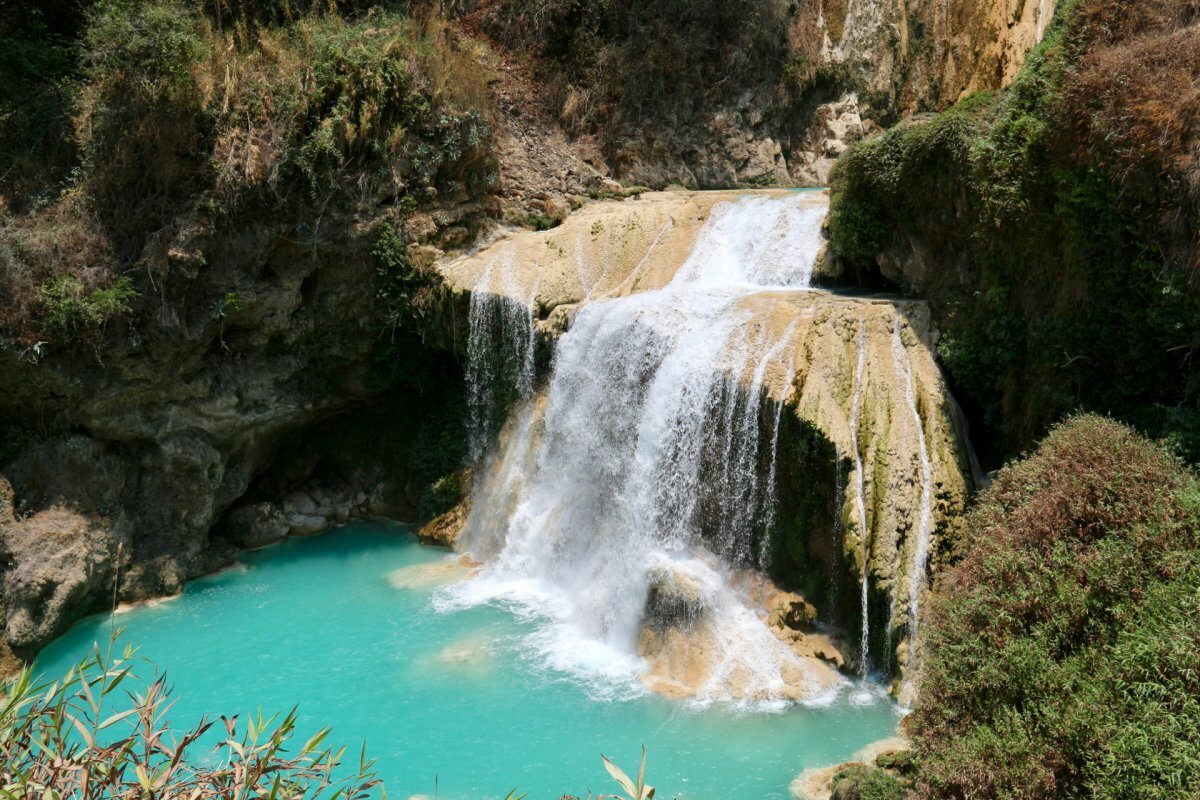 фото из открытых источников. о. Гаити прекрасен не только пляжами, он и внутри ничего... только, правда, на территории Доминиканской республики. Республика Гаити-практически одна сплошная...красота, выкладывать которую здесь совершенно не хочется.