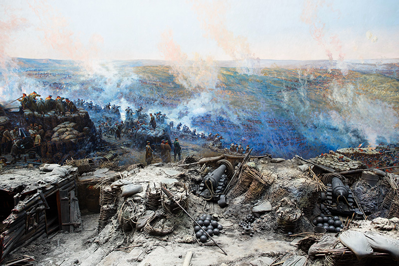 Атака османов, англичан и французов показана на внушительной «Панораме» в Севастополе, на переднем плане с настоящей военной техникой, на заднем плане в виде картины. Если вы стоите в центре круглого здания, вы вряд ли сможете увидеть переход от переднего плана к картине на заднем плане. (Фото Кристиана Мюллера)