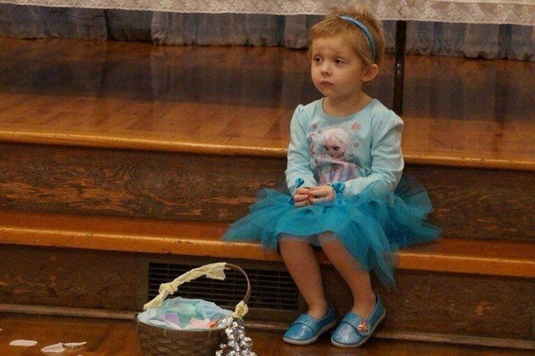 Девочка залезла на забор картинка. Рисовать девочек. Айрис грейс. Айрис грейс хэлмшоу картины. Пятилетняя девочка без комплексов.