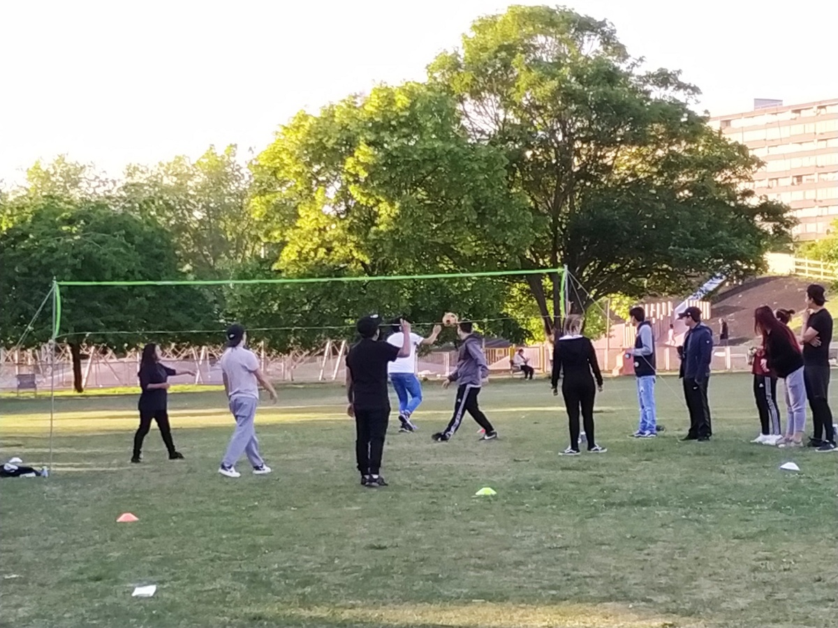 Изголодавшиеся волейболисты.