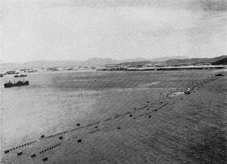 Боновые заграждения военно-морской базы Пола.