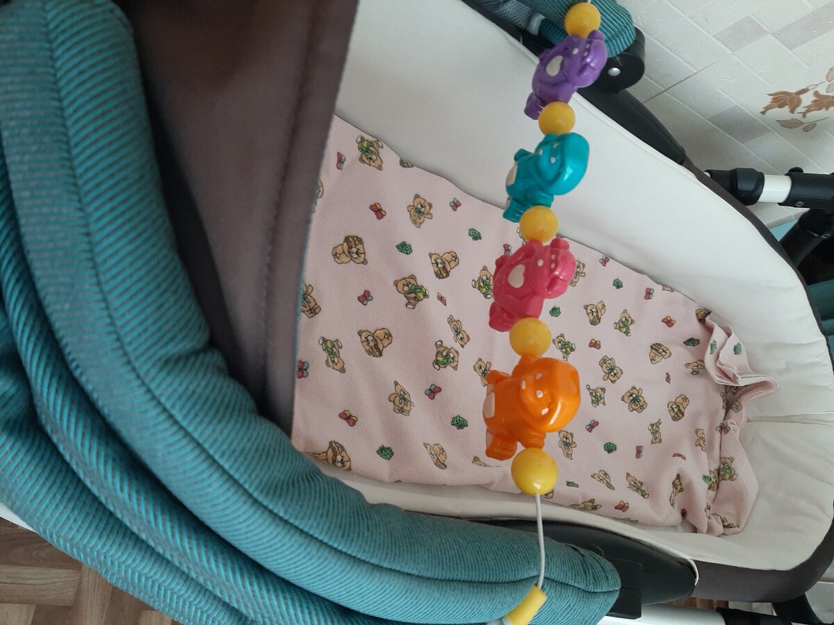 Коляска с игрушками на кухне