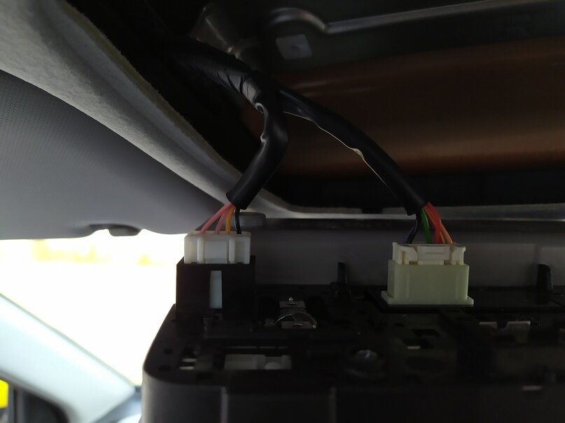 Цвета проводников и количество разъемов могут отличаться