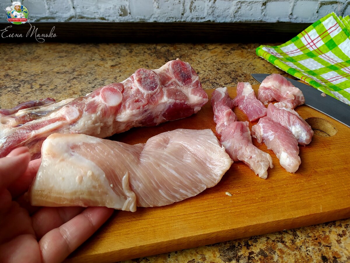 Подойдет любое мясо, у меня сегодня  было свиное ребрышко, с которого я обрезала немного мякоти. 