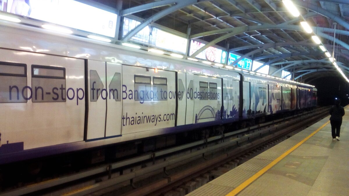 "Воздушное метро" (BTS Skytrain) столицы Таиланда, фото из прекрасных давних времен. Вагон с рекламой тайских авиалиний и надписью "постоянно из Бангкока более чем по 60 направлениям"