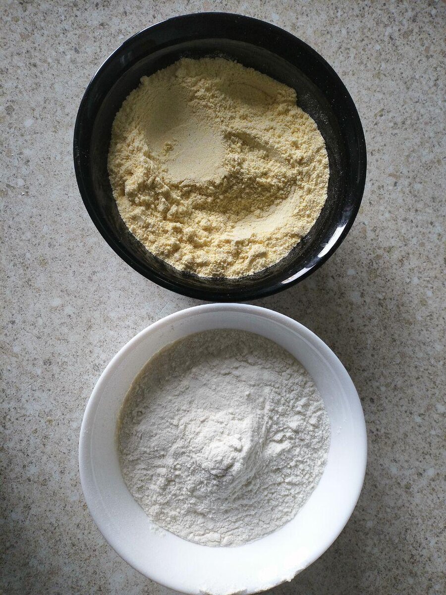 Кукурузная и пшеничная мука