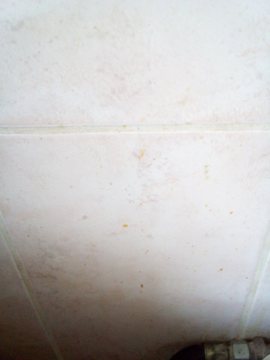 Были такие пятна жира на кафеле.