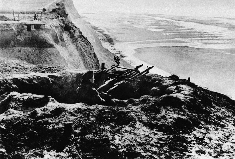 Немцы ждали высадки союзников, но не знали, где точно это произойдет. На снимке: немецкий пулеметный расчет в Нормандии, май 1944 г.