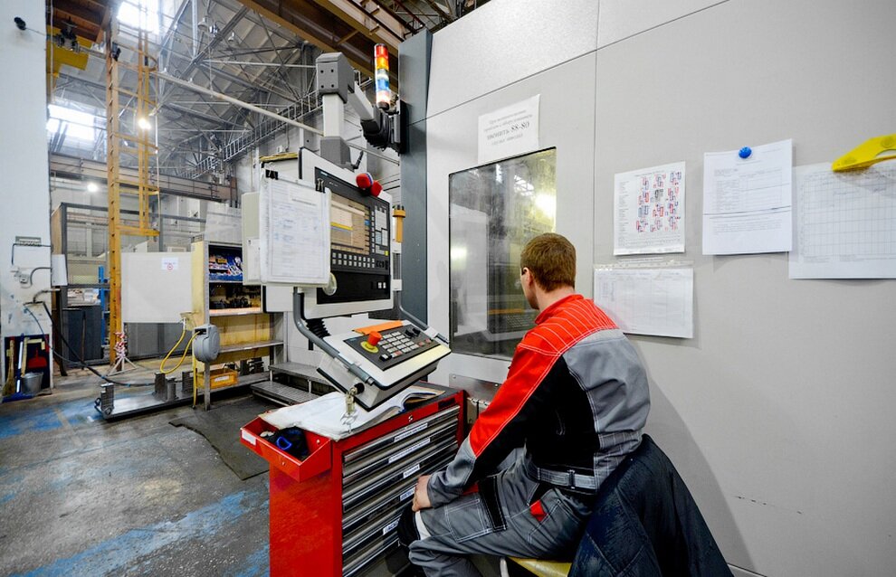 Оператор чпу токарного станка fanuc. Рабочее место оператора станка. Станок 124 умо с чпу. Рабочее место станка с чпу. Схема организации рабочего места шлифовальных станков.