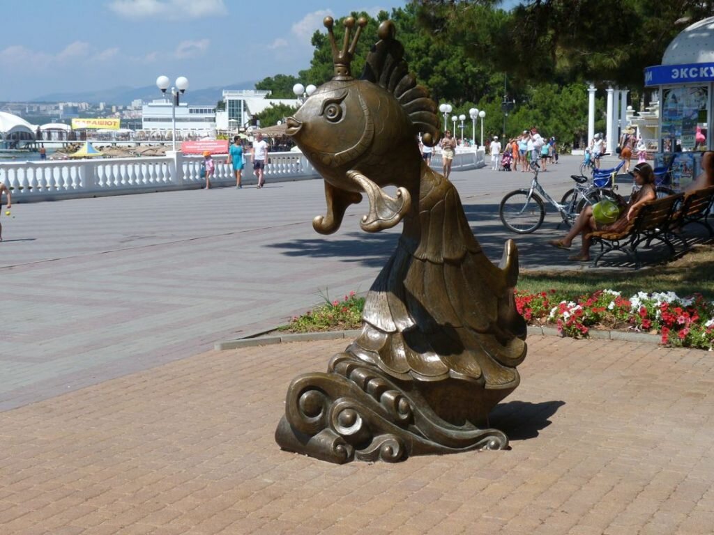 Золотая рыбка, одна из множества скульптур на набережной города