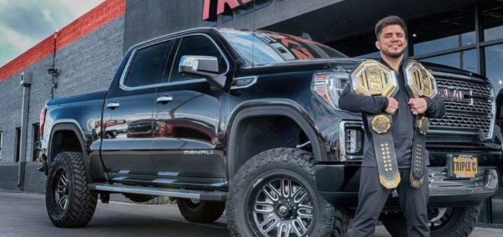 Сколько Сехудо поместится в кузове и салоне этого пикапчика?