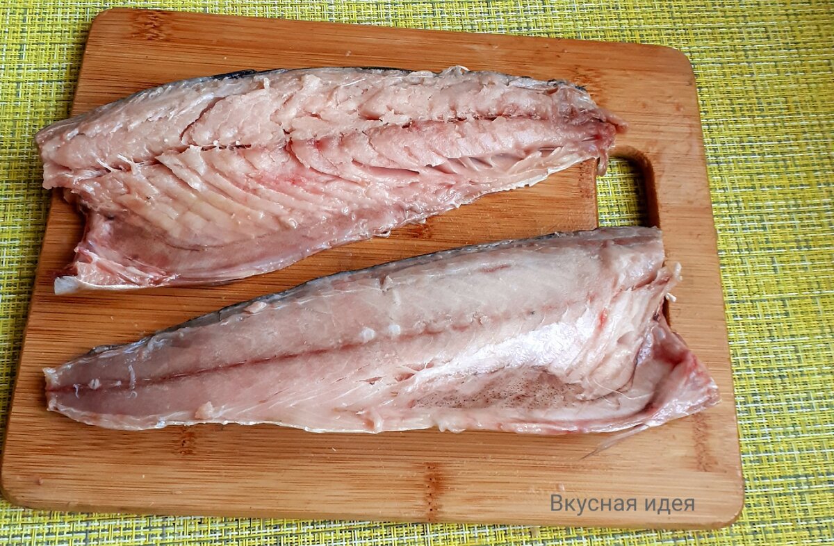 Берем свежемороженную рыбу,размораживать до конца не надо..так удобней будет разделать филе и убрать косточки