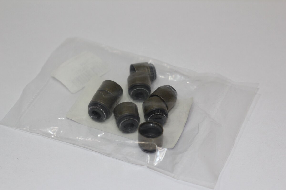 Маслосъемные колпачки. Вот они, родимые. Фото взято из Яндекс. Картинки.