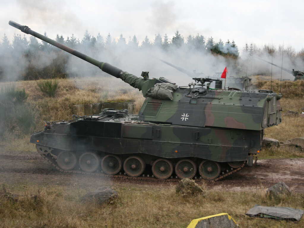 Основной конкурент немецкая САУ PzH 2000 c дальностью стрельбы в 50км