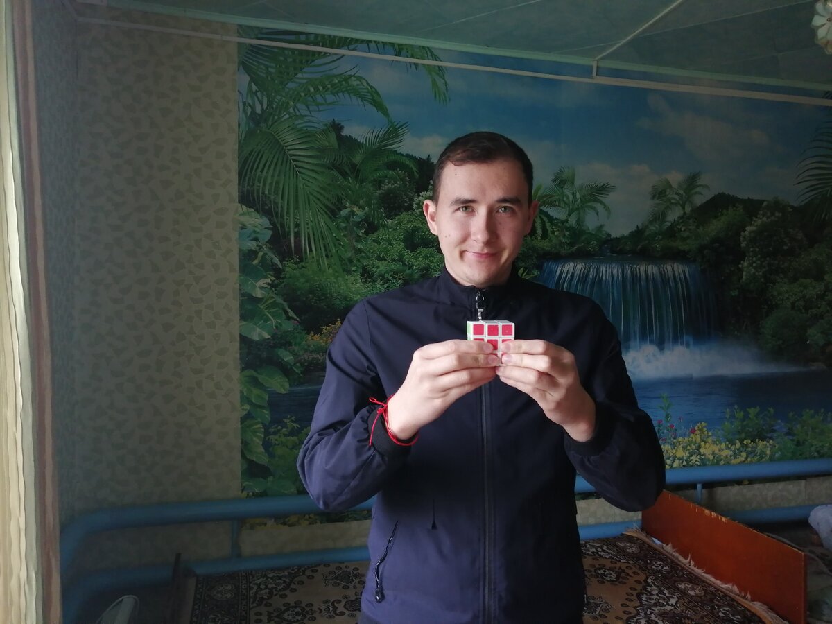 С одним предметом. У меня это кубик Рубика