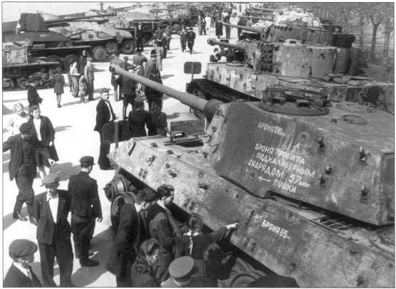 Захваченные танки "Королевский Тигр" из состава 503-го тяжелого танкового батальона СС 