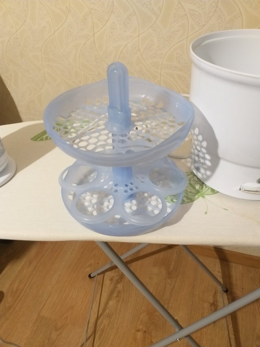 для ухода за ребенком очень полезная вещь как стерилизатор. Фактически это современная замена стерилизовке бутылочек сосок и т.д. в кастрюле на газу. а верхнюю часть укладываются соски от бутылочек, а в низ непосредственно сами бутылочки.